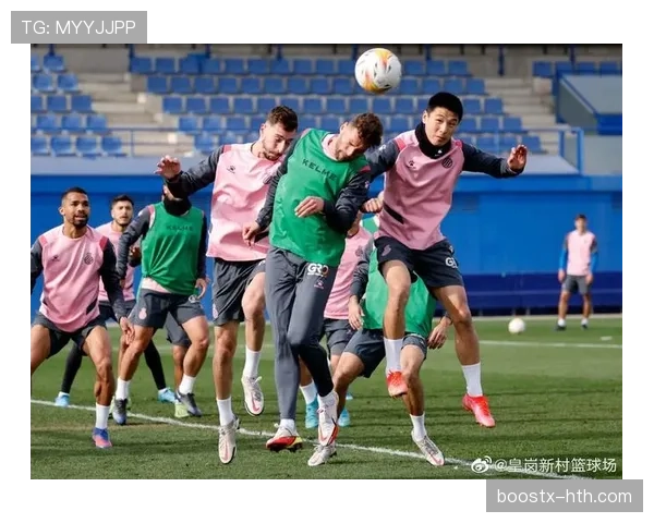 恰尔汗奥卢与队友默契配合,状态回暖表现稳健 恰尔汗奥卢与队友默契配合,状态回暖表现稳健