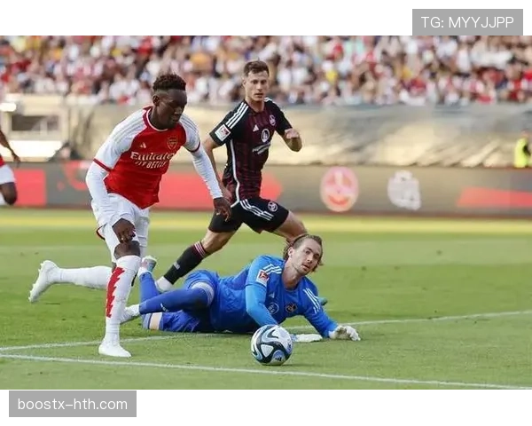 库杜斯中场与边锋切换的战术多样性分析