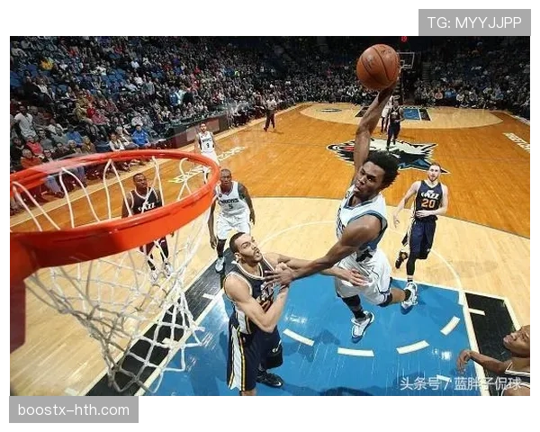 卡特无球跑动制造错位，拉开空间效率提升