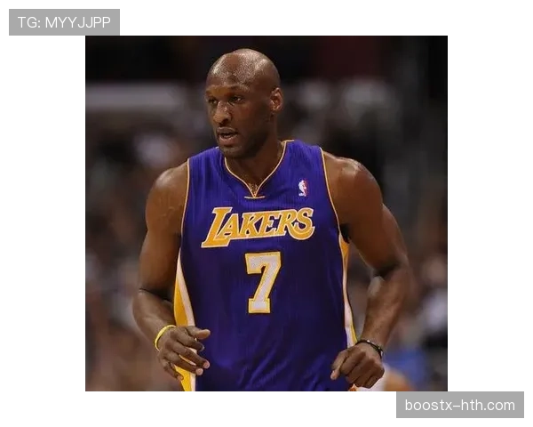 拉玛尔·奥多姆在湖人无球跑动频繁，助攻与篮板表现明显优于同期内线球员